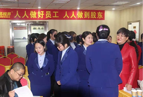 經貿驕子現(xiàn)場與老師交流溝通 圖二