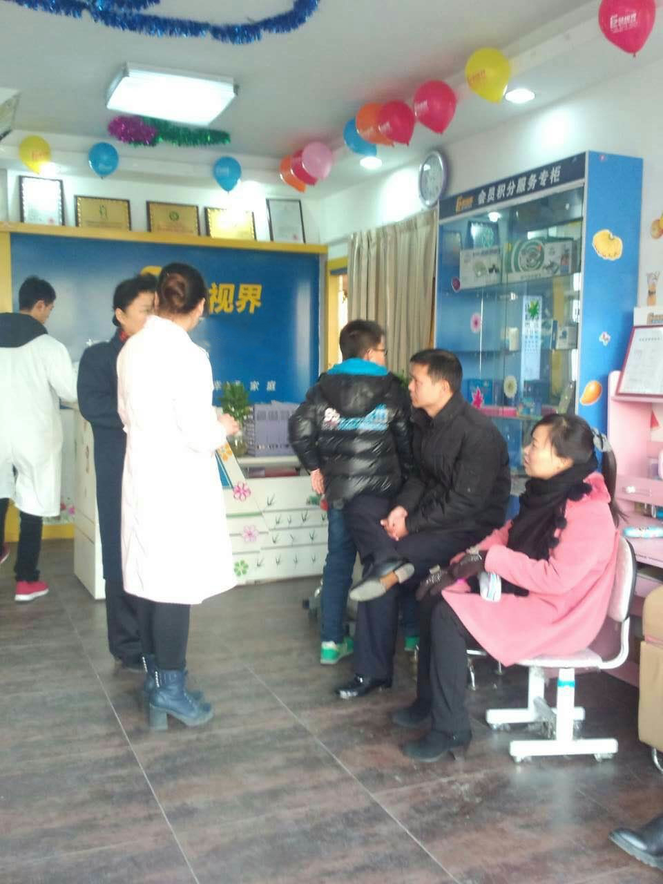 來訪客戶觀看已視界店面運(yùn)營情況