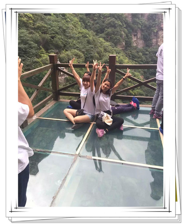 易視界精英玻璃觀(guān)景臺(tái)合影