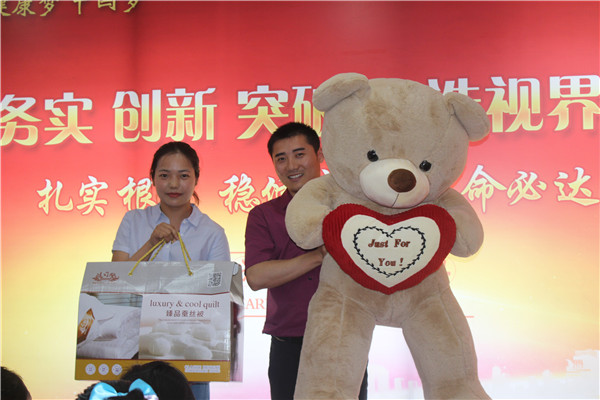 易視界表現優(yōu)秀的伙伴上臺領取獎品