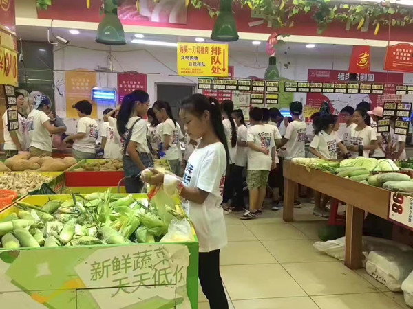 孩子們認真的在選擇自己想要買的蔬菜