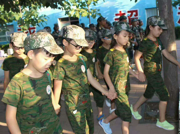 不讓任何伙伴掉隊(duì)，他們緊握對(duì)方的手前行