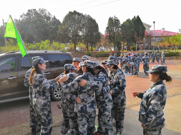 游戲環(huán)節(jié)中，大家齊心協(xié)作，群策群力