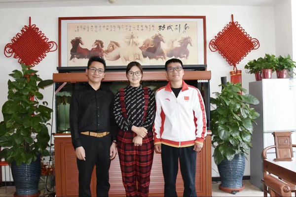 北京雙奧集團(tuán)尤小龍總裁、中國著名戲歌雙棲明星、66國選美國際皇后王光姣與易視界陶總合影