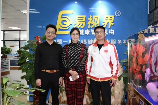 北京雙奧集團(tuán)尤小龍總裁、中國著名戲歌雙棲明星、66國選美國際皇后王光姣與易視界陶總合影