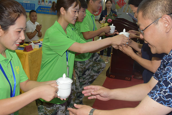 經貿驕子向校知名敬上一杯棗生荔枝茶