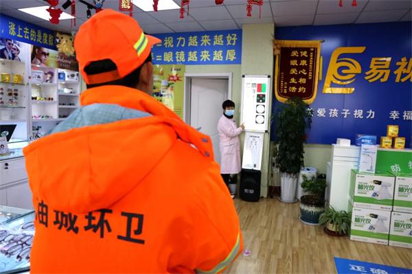 愛心聚焦！易視界300多副老花鏡暖了環(huán)衛(wèi)工人的心！