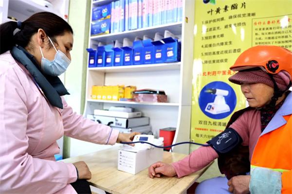 愛心聚焦！易視界300多副老花鏡暖了環(huán)衛(wèi)工人的心！